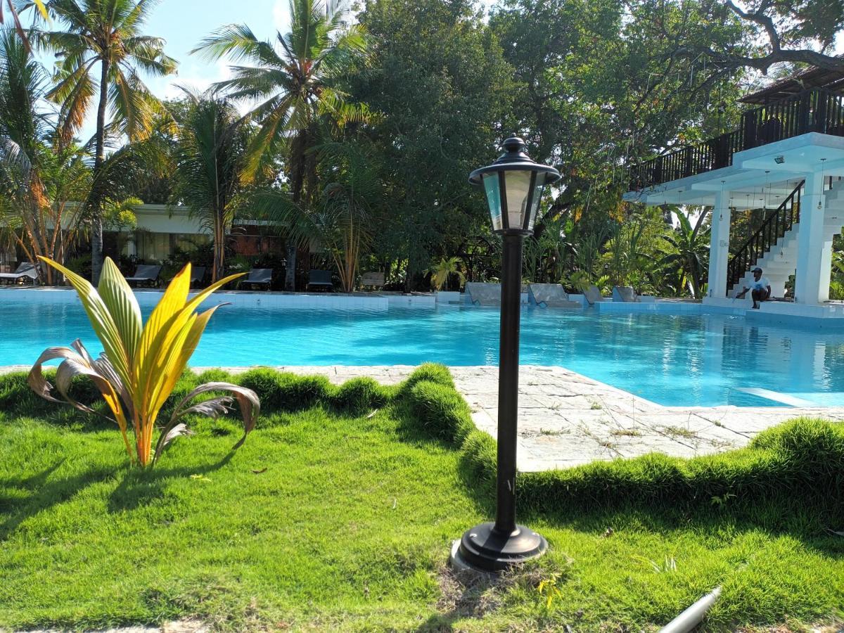 Lucky Beach Resort Trincomalee Exterior photo