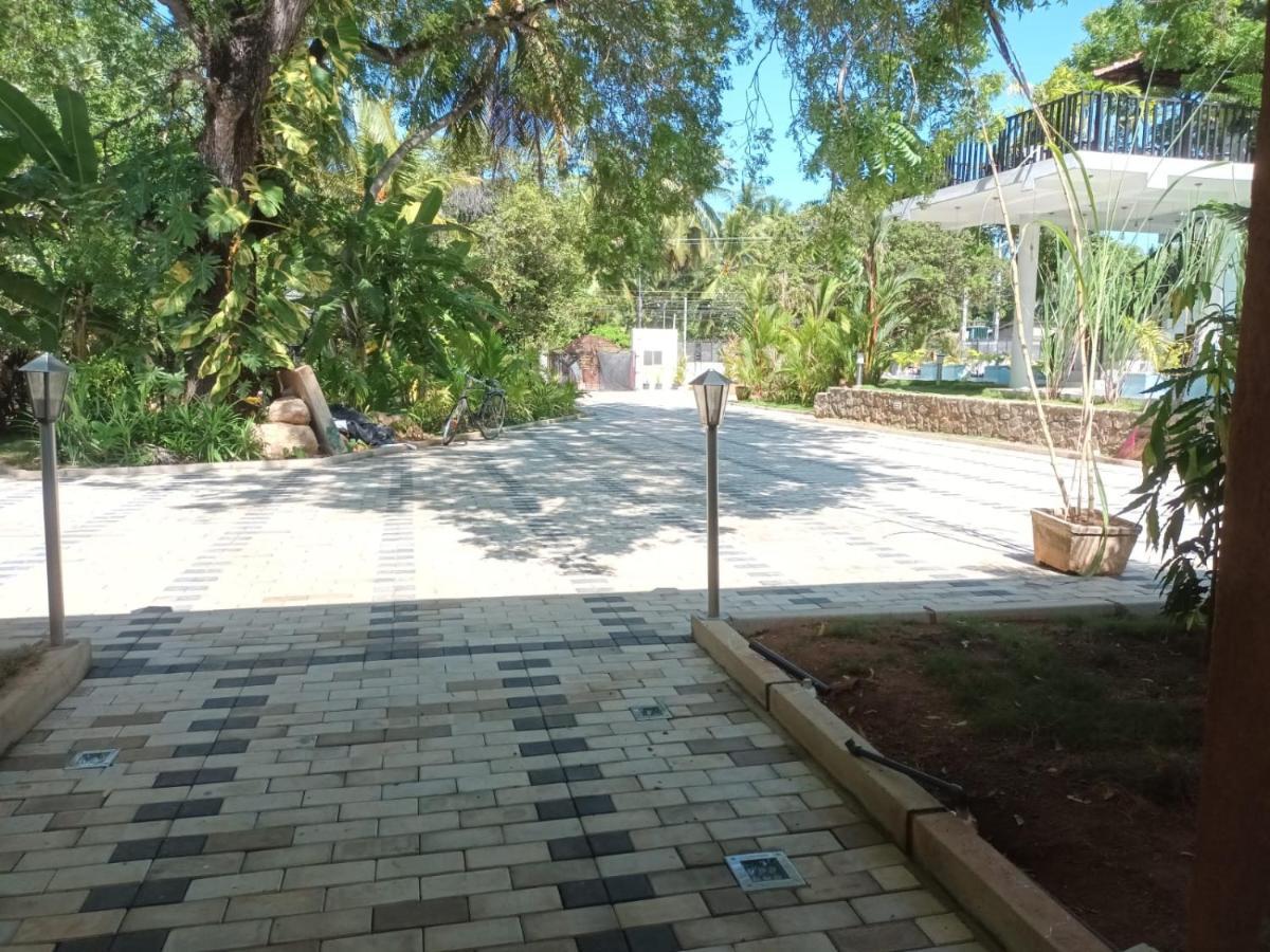 Lucky Beach Resort Trincomalee Exterior photo