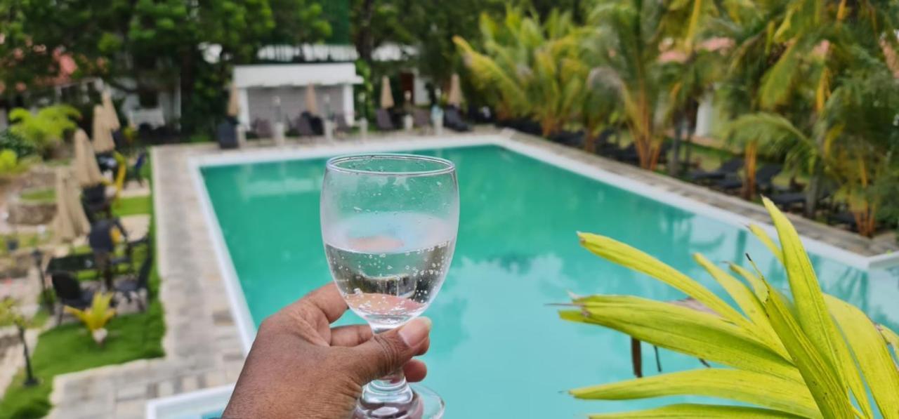 Lucky Beach Resort Trincomalee Exterior photo