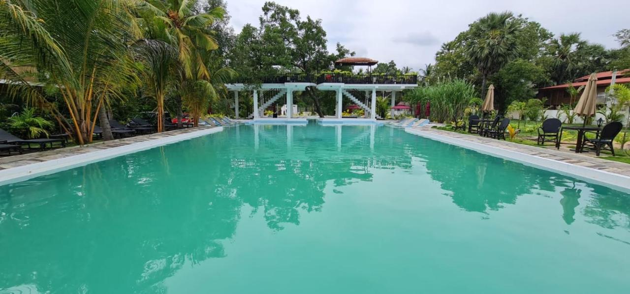 Lucky Beach Resort Trincomalee Exterior photo