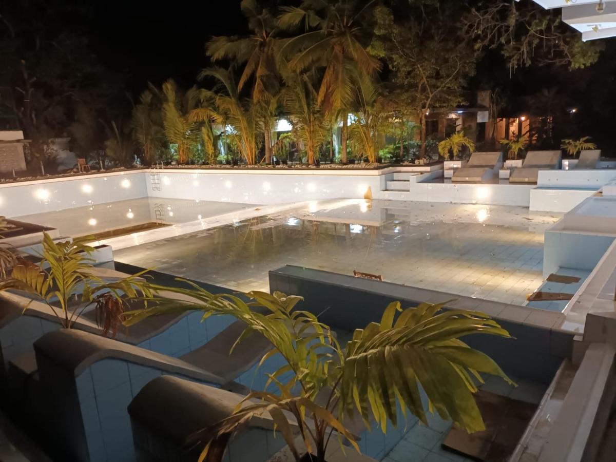 Lucky Beach Resort Trincomalee Exterior photo