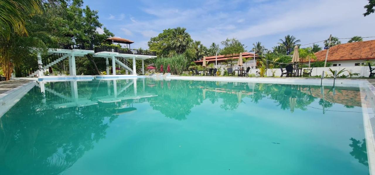 Lucky Beach Resort Trincomalee Exterior photo